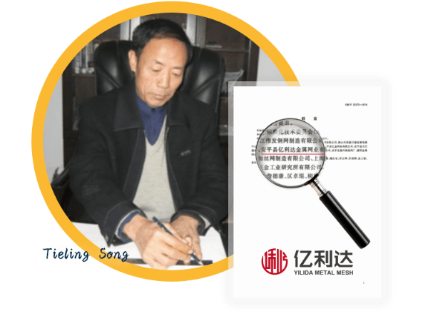 董事長宋先坐在辦公桌面認(rèn)真工作。