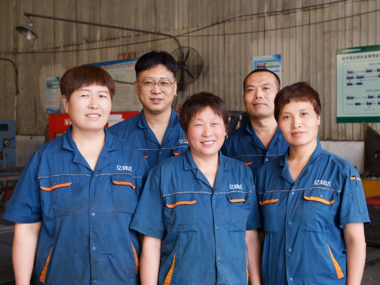億利達員工穿著工作服裝整齊站在一起。