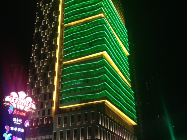 夜晚的辦事處大樓外景。