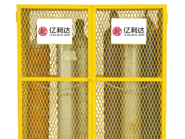 多個(gè)氣瓶放在黃色的鋼板網(wǎng)儲(chǔ)物籠里面。