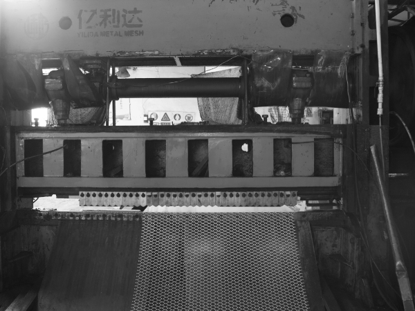 鋼板網(wǎng)機(jī)正在生產(chǎn)鋼板網(wǎng)。